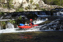 Descenso en kayak, aguas bravas en el Alto Tajo 