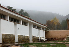 Salón de reuniones del albergue Alto Tajo